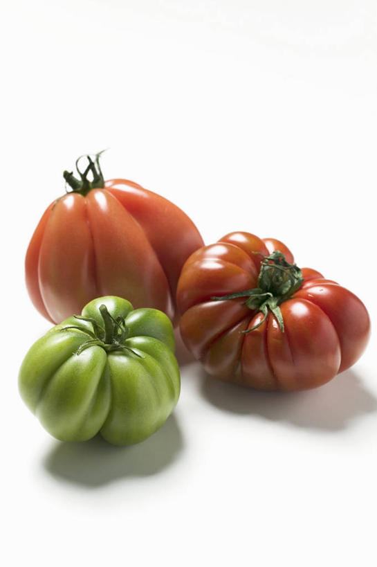 无人,竖图,俯视,室内,特写,白天,白色背景,桌面,桌子,蔬菜,西红柿,阴影,新鲜,反射,木制,影子,食品,食物,三个,红色,绿色,木制品,摄影,有机食品,绿色食品,影棚,番茄,彩图,高角度拍摄,影棚拍摄,拍摄