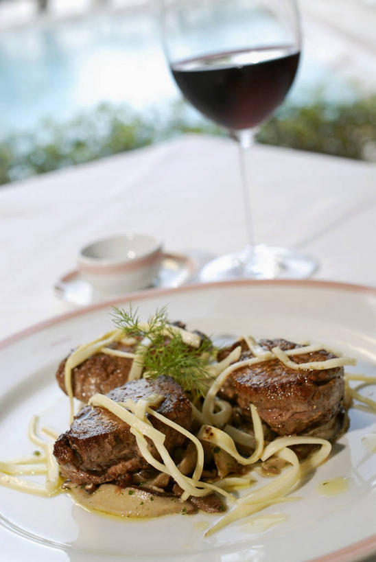 红酒,葡萄酒,无人,竖图,俯视,室内,特写,白天,烹饪,西餐,桌面,桌子,蔬菜,杯子,餐具,阴影,朦胧,模糊,新鲜,反射,木制,碟子,高脚杯,盘,影子,菌菇,香菇,肉,牛肉,料理,食品,红酒杯,酒类,菌类,菜肴,美食,肉类,玻璃制品,酒,食物,饮料,一个,盘子,酒杯,木制品,碟,红葡萄酒,食用菌,西式,佳肴,有机食品,绿色食品,单个,葡萄酒杯,肉食,玻璃杯,彩图,高角度拍摄