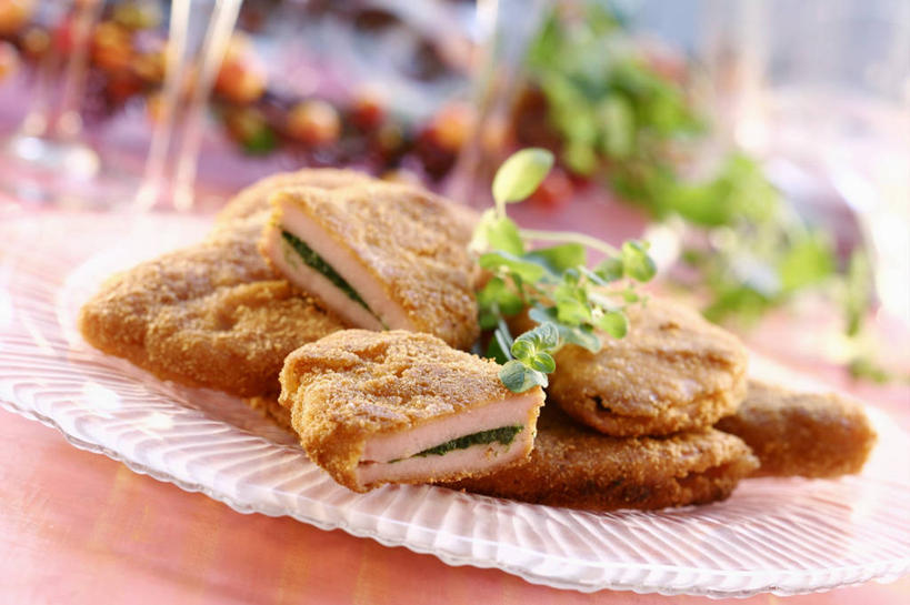 点心,面包,无人,横图,俯视,室内,特写,白天,桌面,桌子,菠菜,蔬菜,餐具,阴影,朦胧,模糊,新鲜,反射,木制,碟子,盘,影子,肉,香肠,食品,面点,腊肠,猪肉,肉类,食物,糕点,一个,盘子,木制品,碟,有机食品,绿色食品,单个,肉食,豚肉,鹦鹉菜,鼠根菜,角菜,红嘴绿鹦哥,赤根菜,菠薐菜,波斯草,彩图,高角度拍摄