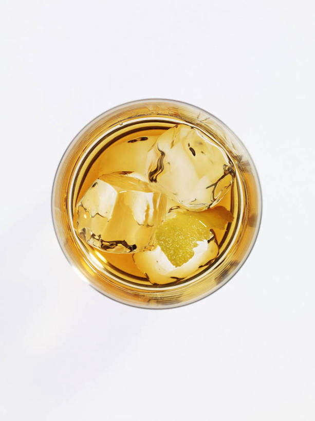 无人,竖图,俯视,室内,特写,白天,白色背景,桌面,桌子,杯子,阴影,反射,木制,高脚杯,影子,冰,冰块,酒类,一杯,文化,冷冻,玻璃制品,酒,饮料,一个,酒杯,木制品,鸡尾酒,寒冷,调酒,摄影,影棚,冷藏,单个,冰冷,创造,想象,保鲜,鸡尾酒杯,玻璃杯,彩图,高角度拍摄,影棚拍摄,拍摄