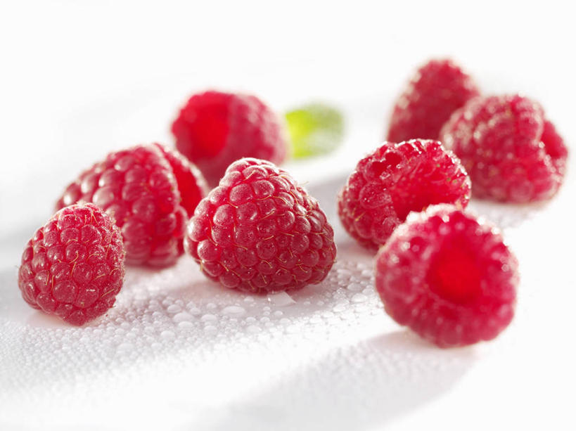 无人,横图,俯视,室内,特写,白天,白色背景,桌面,桌子,水果,阴影,新鲜,反射,木制,粉末,影子,调料,生食,食品,糖,果实,调味品,调味料,食物,红色,木制品,粉,摄影,有机食品,绿色食品,影棚,山莓,树莓,三月泡,四月泡,山抛子,刺葫芦,悬钩子,馒头菠,高脚菠,龙船泡,泡儿刺,糖粉,粉状,粉剂,彩图,高角度拍摄,影棚拍摄,拍摄,糖类