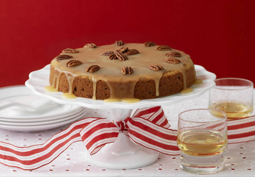 点心,无人,横图,俯视,室内,特写,白天,下午茶,桌面,桌子,香蕉,杯子,餐具,水果,阴影,红色背景,新鲜,装饰,反射,粘稠,木制,碟子,盘,丝绸,丝带,影子,核桃,调料,生食,食品,糖,坚果,果实,缎带,调味品,调味料,玻璃制品,绸带,食物,糕点,盘子,木制品,水杯,碟,干果,摄影,有机食品,绿色食品,影棚,糖浆,华丽,修饰,点缀,小核桃,黏稠,山核桃,胡桃,衬托,美观,雅致,雅观,羌桃,浓厚,美洲山核桃,玻璃杯,甘蕉,彩图,高角度拍摄,影棚拍摄,拍摄,蛋糕