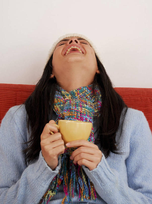 咖啡,西方人,一个人,客厅,坐,闭眼,笑,大笑,竖图,室内,白天,白色背景,正面,兴奋,幸福,沙发,杯子,欧洲,欧洲人,仅一个年轻女性,仅一个女性,仅一个人,握,服装,装饰,瓷器,咖啡杯,陶瓷制品,一杯,拿,拿着,休闲装,娱乐,饮料,一个,衣服,围巾,张嘴,享受,休闲,温暖,温馨,休闲服,放松,乐趣,握着,摄影,服饰,影棚,单个,围脖,保暖,华丽,点缀,提神,起居室,舒适,御寒,瓷杯,醒脑,张大嘴巴,布艺沙发,哈哈大笑,衬托,美观,雅致,雅观,软饮料,客堂,年轻女性,女人,女性,白种人,张开嘴,闭眼睛,闭着眼,闭着眼睛,抬头,仰头,坐着,半身,彩图,影棚拍摄,高兴,狂笑,拍摄