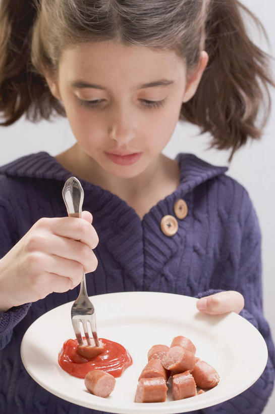 西方人,儿童,一个人,站,竖图,室内,白天,白色背景,正面,纯洁,餐具,金属制品,欧洲,欧洲人,仅一个女性,仅一个人,握,服装,金属,叉子,碟子,盘,调料,酱料,酱汁,茄汁,肉,香肠,佐料,腊肠,调味品,拿,调味料,拿着,注视,休闲装,番茄酱,猪肉,酱,肉类,一个,小孩,衣服,盘子,碟,低头,观察,看,站着,仅一个小孩,休闲,休闲服,可爱,童年,童趣,握着,摄影,服饰,影棚,单个,观看,察看,关注,肉食,童真,烂漫,无邪,餐叉,豚肉,垂头,天真,女孩,女人,女性,白种人,孩子,进餐用具,站立,半身,彩图,影棚拍摄,拍摄,女生