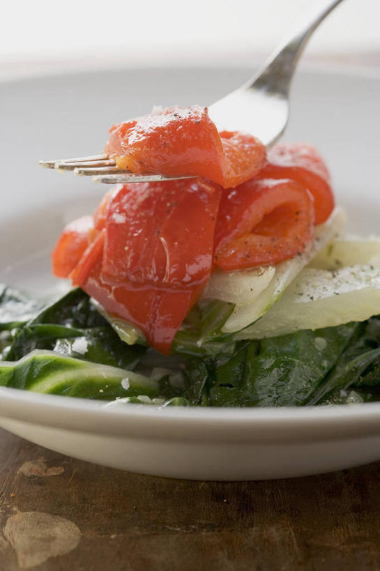 无人,竖图,俯视,室内,特写,白天,植物,桌面,桌子,辣椒,蔬菜,餐具,叶子,金属制品,阴影,新鲜,反射,金属,木制,叉子,纹理,影子,陶瓷,食品,绿叶,陶瓷制品,甜菜,食物,一个,绿色,木制品,容器,碗,嫩叶,有机食品,绿色食品,单个,储藏,储存,彩椒,餐叉,牛皮菜,辣角,红海椒,大椒,辣虎,广椒,肌理,厚皮菜,菾菜,厚合菜,莙达菜,莙荙菜,根达菜,恭菜,观达菜,叶,叶片,叶脉,进餐用具,甜椒,柿子椒,辣子,海椒,番椒,灯笼椒,彩图,高角度拍摄,贮存