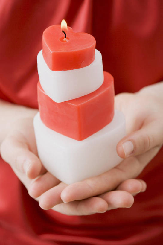 西方人,手,一个人,站,捧,竖图,俯视,室内,特写,白天,爱情,蜡烛,欧洲,欧洲人,双手,仅一个年轻女性,仅一个女性,仅一个人,一排,阴影,服装,爱心,整齐,光线,火焰,影子,烛光,浪漫,燃烧,休闲装,排列,衣服,红色,白色,点燃,站着,四个,休闲,温暖,温馨,心形,手部,休闲服,恩爱,服饰,堆,和睦,队列,年轻女性,女人,女性,白种人,心型,端,端着,捧着,手捧,站立,半身,彩图,高角度拍摄,融洽