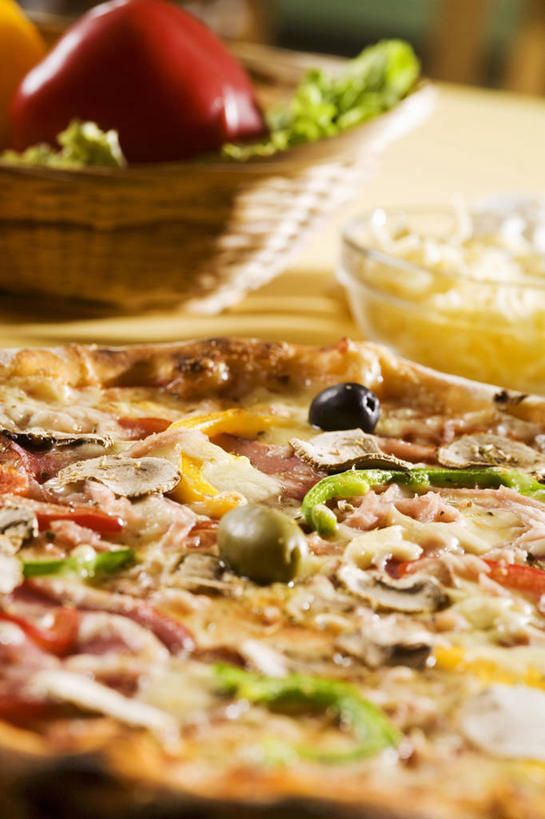 无人,交叉,竖图,俯视,室内,特写,白天,烹饪,西餐,桌面,桌子,竹子,辣椒,蔬菜,阴影,竹制,朦胧,模糊,新鲜,编织,反射,木制,篮子,影子,菌菇,蘑菇,肉,料理,食品,披萨,匹萨,菌类,火腿,猪肉,菜肴,美食,肉类,食物,腌制,一个,木制品,竹篮,快餐,食用菌,西式,佳肴,有机食品,绿色食品,单个,竹条,交织,竹制品,比萨,肉食,彩椒,西式快餐,垃圾食品,辣角,红海椒,大椒,辣虎,广椒,意大利薄饼,豚肉,穿插,熏制,火肉,兰熏,猪腿,甜椒,柿子椒,辣子,海椒,番椒,灯笼椒,彩图,高角度拍摄