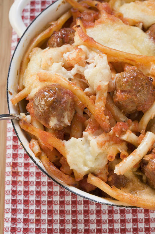 面食,面条,奶酪,意大利面,无人,竖图,俯视,室内,特写,白天,西餐,桌面,桌子,阴影,花纹,反射,木制,布,图案,影子,陶瓷,面,肉,干酪,起司,料理,食品,陶瓷制品,丸子,芝士,营养,布纹,肉类,肉丸,食物,一个,木制品,容器,碗,乳酪,西式,单个,储藏,布匹,乳制品,储存,发酵,肉食,彩图,高角度拍摄,贮存