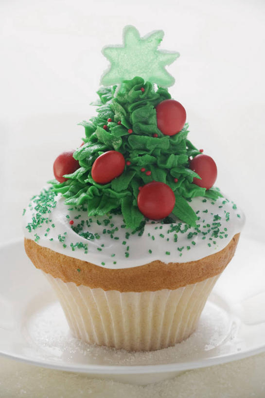 点心,无人,竖图,俯视,室内,特写,白天,白色背景,下午茶,桌面,桌子,餐具,圣诞节,阴影,节日,庆祝,反射,木制,碟子,盘,影子,食品,甜点,甜品,文化,松饼,食物,糕点,一个,盘子,木制品,碟,甜食,奶油,庆典,摄影,影棚,单个,纪念,纸托,乳制品,激凌,克林姆,淇淋,玛芬蛋糕,蛋糕托,蛋糕托纸,蛋糕纸托,彩图,高角度拍摄,影棚拍摄,拍摄