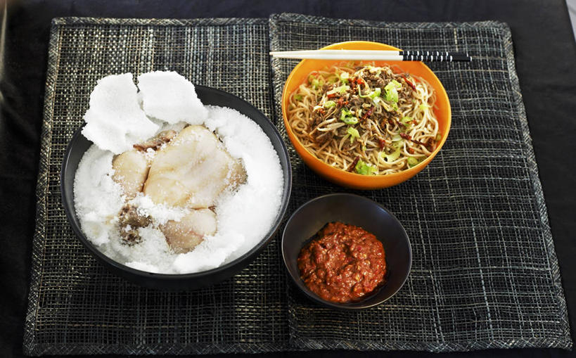 面食,面条,无人,横图,俯视,室内,特写,白天,烹饪,中餐,筷子,桌面,桌子,辣椒,蔬菜,餐具,一双,阴影,黑色背景,新鲜,反射,木制,影子,陶瓷,调料,鸡肉,酱料,酱汁,面,肉,佐料,料理,食品,陶瓷制品,调味品,调味料,文化,传统,酱,辣酱,菜肴,美食,肉类,食物,三个,木制品,容器,碗,中式,摄影,佳肴,有机食品,绿色食品,影棚,储藏,礼节,辣椒酱,储存,礼仪,肉食,辣角,红海椒,大椒,辣虎,广椒,进餐用具,辣子,红辣椒,海椒,番椒,彩图,高角度拍摄,影棚拍摄,拍摄,贮存