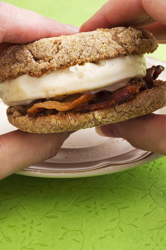 点心,西方人,手,一个人,竖图,俯视,室内,特写,白天,烹饪,下午茶,西餐,桌面,桌子,餐具,欧洲,欧洲人,双手,仅一个男性,仅一个人,握,绿色背景,阴影,反射,木制,碟子,盘,影子,蛋,鸡蛋,肉,三明治,料理,食品,拿,拿着,松饼,火腿,猪肉,菜肴,美食,肉类,食物,腌制,糕点,仅一个年轻男性,一个,盘子,木制品,碟,快餐,手部,西式,握着,摄影,佳肴,影棚,单个,肉食,西式快餐,三文治,豚肉,卵,玛芬蛋糕,熏制,火肉,兰熏,猪腿,男人,男性,年轻男性,白种人,半身,彩图,高角度拍摄,影棚拍摄,拍摄