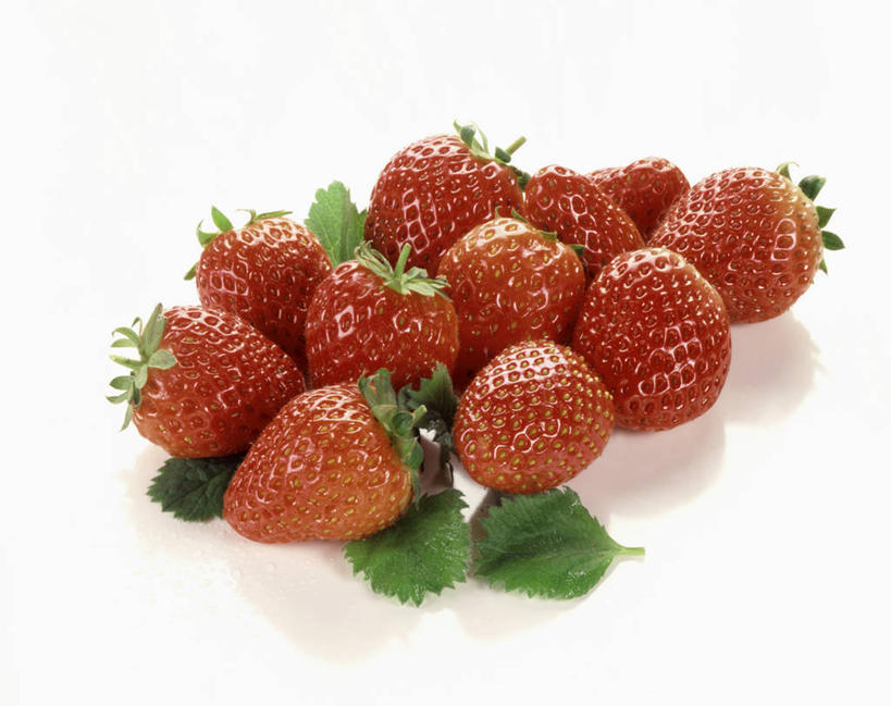 无人,横图,俯视,室内,特写,白天,白色背景,植物,桌面,桌子,草莓,浆果,水果,叶子,一堆,许多,阴影,堆叠,堆积,新鲜,反射,木制,纹理,影子,生食,食品,果实,绿叶,很多,食物,红色,绿色,木制品,嫩叶,摄影,有机食品,绿色食品,影棚,堆,肌理,叶,叶片,叶脉,洋莓,水果皇后,红莓,地莓,彩图,高角度拍摄,影棚拍摄,拍摄