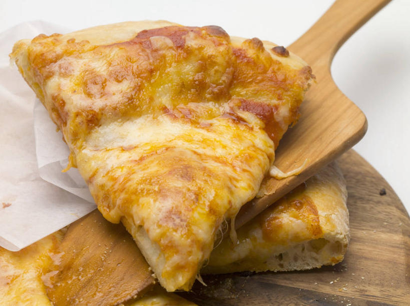 奶酪,无人,横图,俯视,室内,特写,白天,白色背景,烹饪,西餐,桌面,桌子,阴影,花纹,反射,木制,布,叉子,图案,影子,干酪,起司,料理,食品,披萨,匹萨,案板,芝士,营养,布纹,菜肴,美食,砧板,食物,木制品,快餐,乳酪,西式,摄影,佳肴,影棚,布匹,乳制品,比萨,发酵,西式快餐,垃圾食品,意大利薄饼,彩图,高角度拍摄,影棚拍摄,拍摄