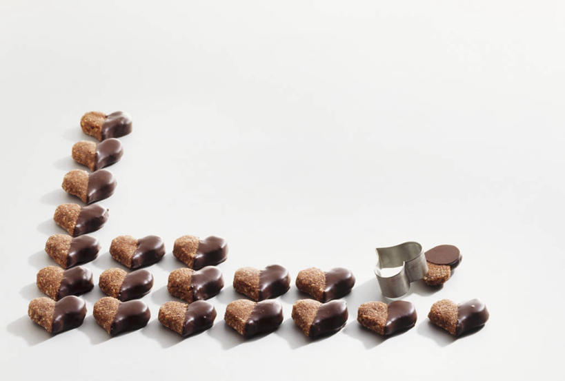 无人,横图,俯视,室内,特写,白天,白色背景,爱情,桌面,桌子,圣诞节,一排,许多,阴影,节日,爱心,庆祝,整齐,并列,并排,反射,粘稠,木制,影子,调料,食品,糖,糖果,甜点,甜品,调味品,很多,浪漫,调味料,文化,食物,排列,木制品,甜食,巧克力,庆典,温暖,温馨,心形,恩爱,摄影,影棚,纪念,朱古力,糖浆,和睦,队列,平行,黏稠,浓厚,心型,彩图,高角度拍摄,影棚拍摄,拍摄,融洽