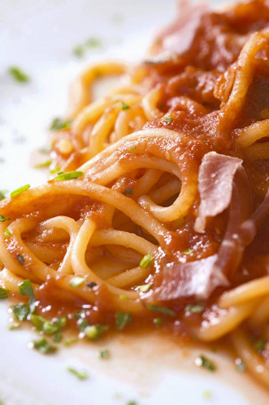 面食,面条,意大利面,无人,竖图,俯视,室内,特写,白天,白色背景,西餐,桌面,桌子,餐具,阴影,反射,木制,碟子,盘,影子,调料,酱料,酱汁,面,茄汁,肉,佐料,料理,食品,调味品,调味料,番茄酱,火腿,猪肉,酱,肉类,食物,腌制,一个,盘子,木制品,碟,西式,摄影,影棚,单个,肉食,豚肉,熏制,火肉,兰熏,猪腿,彩图,高角度拍摄,影棚拍摄,拍摄