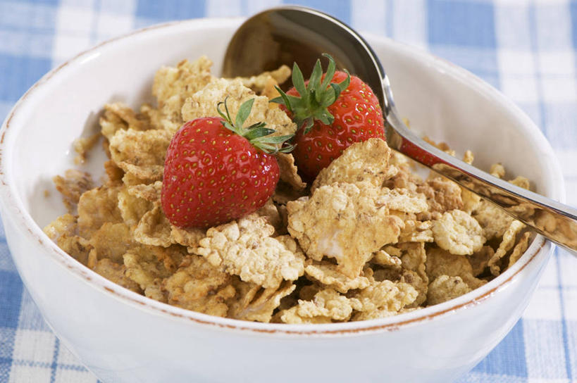 点心,无人,横图,俯视,室内,特写,白天,桌面,桌子,草莓,浆果,水果,金属制品,阴影,新鲜,反射,金属,木制,布料,影子,勺子,陶瓷,玉米片,生食,食品,果实,陶瓷制品,燕麦,布纹,桌布,食物,一个,餐巾,木制品,容器,调羹,台布,汤匙,碗,快餐,零食,有机食品,绿色食品,单个,储藏,储存,垃圾食品,玉麦,铃铛麦,裸燕麦,雀麦,野麦,莜麦,洋莓,水果皇后,红莓,地莓,彩图,高角度拍摄,贮存