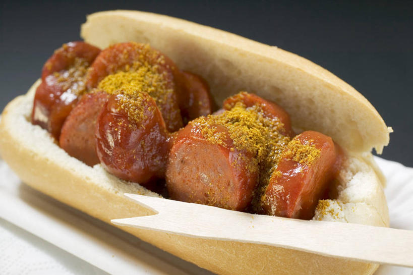 点心,面包,咖哩,无人,横图,俯视,室内,特写,白天,烹饪,西餐,桌面,桌子,阴影,黑色背景,反射,木制,影子,调料,肉,香肠,料理,食品,面点,腊肠,热狗,调味品,调味料,猪肉,咖喱,菜肴,美食,肉类,食物,糕点,一个,木制品,快餐,西式,摄影,佳肴,影棚,单个,肉食,西式快餐,垃圾食品,小圆面包,豚肉,彩图,高角度拍摄,影棚拍摄,拍摄