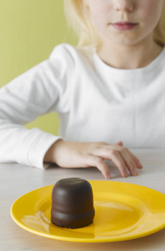 西方人,儿童,一个人,坐,竖图,室内,白天,正面,纯洁,桌面,桌子,餐具,欧洲,欧洲人,仅一个女性,仅一个人,绿色背景,阴影,服装,反射,木制,碟子,盘,影子,食品,糖,糖果,甜点,甜品,软糖,休闲装,棉花糖,食物,一个,小孩,衣服,盘子,木制品,碟,甜食,巧克力,仅一个小孩,休闲,休闲服,可爱,童年,童趣,摄影,服饰,影棚,单个,朱古力,童真,烂漫,无邪,天真,女孩,女人,女性,白种人,孩子,坐着,半身,彩图,影棚拍摄,拍摄,女生