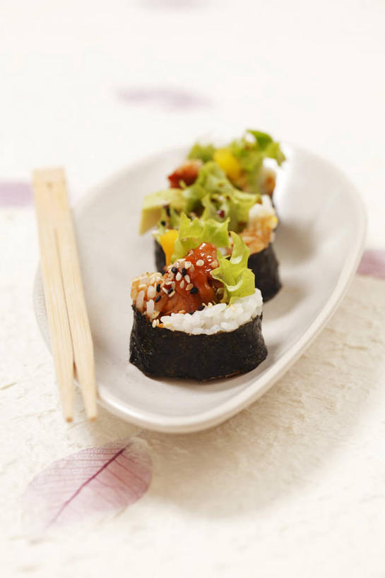 米饭,寿司,无人,竖图,俯视,室内,特写,白天,白色背景,烹饪,筷子,桌面,桌子,餐具,一排,一双,阴影,整齐,反射,木制,碟子,盘,影子,日本料理,料理,食品,饭,文化,传统,菜肴,美食,食物,排列,一个,盘子,木制品,碟,日式料理,日式,摄影,佳肴,影棚,单个,礼节,五谷,队列,醋饭,礼仪,四喜饭,进餐用具,彩图,高角度拍摄,影棚拍摄,拍摄