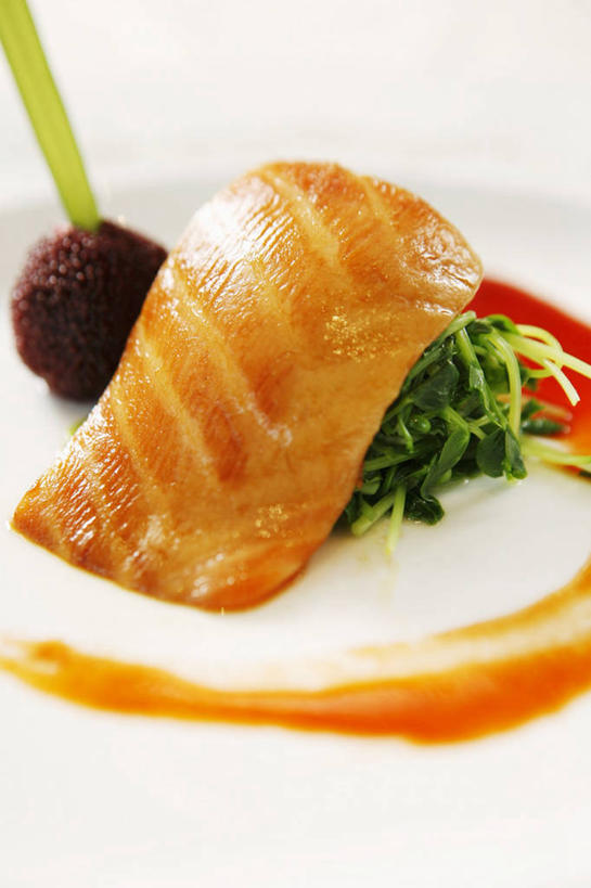 海鲜,三文鱼,无人,竖图,俯视,室内,特写,白天,白色背景,桌面,桌子,鲑鱼,餐具,一块,阴影,反射,纹路,木制,碟子,盘,纹理,影子,肉,鱼肉,水产,肉类,海洋生物,一个,盘子,木制品,碟,摄影,影棚,单个,大马哈鱼,水生动物,海产品,水生物,肉食,海底动物,肌理,撒蒙鱼,萨门鱼,冰海之皇,鲑,马哈鱼,麻哈鱼,大麻哈鱼,彩图,高角度拍摄,影棚拍摄,拍摄