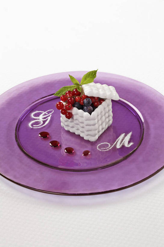 无人,竖图,俯视,室内,特写,白天,白色背景,桌面,桌子,浆果,餐具,水果,叶子,阴影,新鲜,反射,木制,英文,标志,碟子,盘,文字,影子,字符,字母,生食,食品,糖,糖果,甜点,甜品,果实,绿叶,白巧克力,标识,食物,一个,紫色,盘子,木制品,碟,甜食,巧克力,嫩叶,摄影,有机食品,绿色食品,影棚,单个,朱古力,英文字母,叶,叶片,彩图,高角度拍摄,影棚拍摄,拍摄