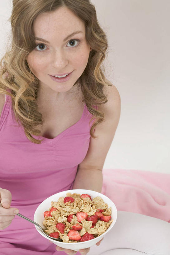 点心,西方人,一个人,坐,笑,微笑,露齿笑,竖图,室内,白天,正面,草莓,浆果,水果,金属制品,欧洲,欧洲人,仅一个年轻女性,仅一个女性,仅一个人,一堆,许多,握,堆叠,堆积,服装,新鲜,金属,勺子,陶瓷,玉米片,生食,食品,果实,陶瓷制品,燕麦,很多,拿,拿着,注视,休闲装,食物,一个,衣服,容器,调羹,汤匙,碗,快餐,零食,观察,看,休闲,休闲服,握着,服饰,有机食品,绿色食品,单个,观看,储藏,堆,察看,储存,关注,垃圾食品,玉麦,铃铛麦,裸燕麦,雀麦,野麦,莜麦,年轻女性,女人,女性,白种人,洋莓,水果皇后,红莓,地莓,坐着,半身,彩图,贮存