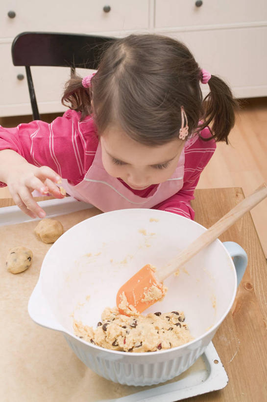 点心,西方人,儿童,一个人,坐,竖图,俯视,室内,白天,纯洁,桌面,桌子,椅子,欧洲,圣诞节,欧洲人,仅一个女性,仅一个人,握,阴影,服装,节日,庆祝,反射,木制,围裙,影子,陶瓷,木椅,食品,陶瓷制品,曲奇,拿,拿着,注视,休闲装,文化,食物,一个,小孩,衣服,木制品,容器,碗,饼干,零食,观察,看,仅一个小孩,庆典,休闲,休闲服,可爱,童年,童趣,握着,服饰,单个,观看,纪念,储藏,察看,储存,关注,曲奇饼,童真,曲奇饼干,烂漫,无邪,天真,女孩,女人,女性,白种人,孩子,坐着,半身,彩图,高角度拍摄,贮存,女生