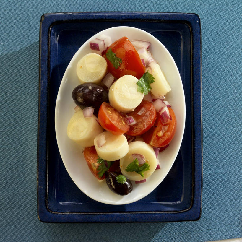 无人,方图,俯视,室内,特写,白天,桌面,桌子,橄榄,蔬菜,西红柿,洋葱,餐具,阴影,蓝色背景,新鲜,反射,木制,碟子,盘,影子,生食,蔬菜沙拉,沙拉,食品,色拉,沙律,食物,一个,盘子,木制品,碟,摄影,有机食品,绿色食品,影棚,单个,色拉酱,玉葱,千岛酱,横截面,剖面,截面,截面图形,青果,白榄,圆葱,洋葱头,球葱,番茄,葱头,彩图,高角度拍摄,影棚拍摄,拍摄