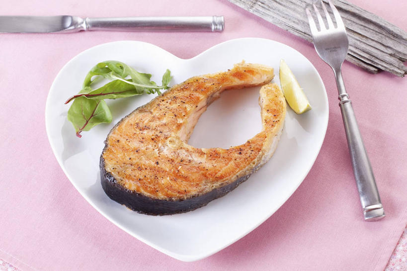 海鲜,无人,横图,俯视,室内,特写,白天,爱情,烹饪,西餐,桌面,桌子,蔬菜,餐具,叶子,金属制品,情人节,阴影,粉色背景,节日,爱心,庆祝,新鲜,反射,金属,木制,鱼,叉子,刀叉,刀子,碟子,盘,影子,肉,鱼肉,料理,食品,绿叶,浪漫,鲔鱼,文化,水产,金枪鱼,菜肴,美食,肉类,鱼类,海洋生物,食物,一个,盘子,木制品,碟,庆典,温暖,温馨,心形,嫩叶,恩爱,西式,摄影,佳肴,有机食品,绿色食品,影棚,单个,纪念,吞拿鱼,和睦,水生动物,餐刀,海产品,水生物,肉食,海底动物,餐叉,心型,叶,叶片,进餐用具,彩图,高角度拍摄,影棚拍摄,拍摄,融洽