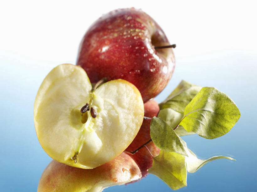 无人,横图,俯视,室内,特写,白天,水,桌面,桌子,苹果,水果,叶子,阴影,新鲜,反射,木制,液体,影子,水滴,生食,食品,果实,绿叶,食物,木制品,嫩叶,摄影,有机食品,绿色食品,影棚,横截面,剖面,截面,截面图形,叶,叶片,彩图,高角度拍摄,影棚拍摄,拍摄