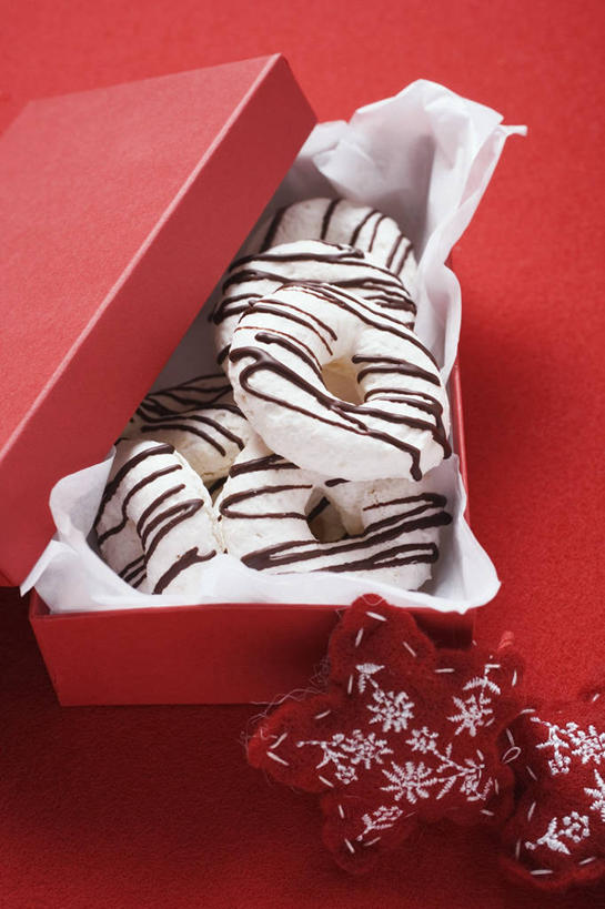 点心,无人,竖图,俯视,室内,特写,白天,桌面,桌子,圣诞节,阴影,红色背景,节日,庆祝,反射,粘稠,木制,影子,纸盒,星星,调料,食品,糖,调味品,曲奇,调味料,文化,盒子,食物,一个,红色,包装盒,木制品,饼干,零食,庆典,星形,摄影,影棚,单个,纪念,糖浆,五角形,曲奇饼,黏稠,曲奇饼干,浓厚,五角星,彩图,高角度拍摄,影棚拍摄,拍摄