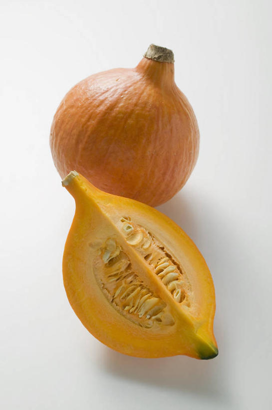 无人,竖图,俯视,室内,特写,白天,白色背景,桌面,桌子,南瓜,蔬菜,阴影,新鲜,反射,木制,影子,金瓜,食品,番瓜,食物,两个,木制品,橙色,摄影,有机食品,绿色食品,影棚,麦瓜,倭瓜,横截面,剖面,截面,截面图形,彩图,高角度拍摄,影棚拍摄,拍摄