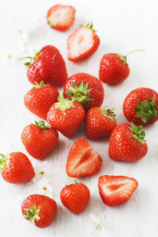 无人,竖图,俯视,室内,特写,白天,白色背景,桌面,桌子,草莓,浆果,水果,叶子,许多,阴影,新鲜,反射,木制,影子,生食,食品,果实,绿叶,很多,食物,红色,木制品,嫩叶,摄影,有机食品,绿色食品,影棚,横截面,剖面,截面,截面图形,叶,叶片,洋莓,水果皇后,红莓,地莓,彩图,高角度拍摄,影棚拍摄,拍摄