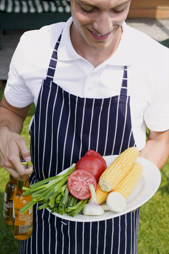 啤酒,西方人,一个人,站,笑,微笑,露齿笑,竖图,室外,白天,正面,玉米,蔬菜,西红柿,餐具,欧洲,欧洲人,仅一个男性,仅一个人,握,服装,新鲜,棒子,碟子,盘,围裙,玉蜀黍,食品,酒类,拿,拿着,注视,休闲装,玻璃制品,酒,酒瓶,食物,饮料,仅一个年轻男性,一个,衣服,盘子,玻璃瓶,瓶子,碟,低头,观察,看,站着,休闲,休闲服,握着,服饰,有机食品,绿色食品,单个,观看,苞米,察看,关注,苞芦,苞谷,包谷,大蜀黍,番麦,薏米包,玉高粱,玉麦,珍珠米,垂头,男人,男性,年轻男性,白种人,番茄,站立,半身,彩图