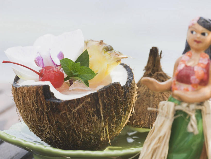 果汁,西方人,一个人,无人,站,横图,俯视,室内,特写,白天,白色背景,民族服装,桌面,桌子,菠萝,椰子,樱桃,餐具,水果,雕塑,欧洲,欧洲人,仅一个年轻女性,仅一个女性,仅一个人,阴影,服装,新鲜,艺术,装饰,盛开,反射,木制,雕刻,雕像,碟子,盘,影子,生食,食品,果实,酒类,饮品,花蕾,注视,文化,酒,花,花瓣,花朵,鲜花,食物,饮料,一个,衣服,盘子,木制品,工艺品,碟,鸡尾酒,花苞,花蕊,观察,看,站着,调酒,摄影,服饰,有机食品,绿色食品,影棚,单个,观看,纪念,华丽,修饰,椰汁,椰子汁,美术,点缀,察看,创造,衣着,穿着,关注,可口,主题,陈列,想象,功能,美学,衬托,美观,雅致,雅观,大椰,胥余,椰瓢,越王头,衣饰,适口,年轻女性,女人,女性,白种人,樱珠,莺桃,英桃,楔桃,牛桃,荆桃,凤梨,站立,半身,彩图,高角度拍摄,影棚拍摄,传统服装,民俗服,拍摄