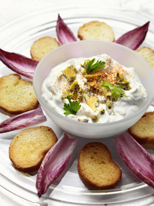 点心,面包,奶酪,无人,竖图,俯视,室内,特写,白天,白色背景,桌面,桌子,蔬菜,餐具,阴影,新鲜,反射,木制,碟子,盘,影子,陶瓷,菊苣,生食,蔬菜沙拉,干酪,起司,沙拉,食品,面点,药草,陶瓷制品,芝士,营养,色拉,沙律,食物,糕点,一个,盘子,木制品,容器,碟,碗,乳酪,摄影,有机食品,绿色食品,影棚,单个,色拉酱,储藏,乳制品,储存,千岛酱,药材,发酵,蓝纹奶酪,斯提耳顿干酪,彩图,高角度拍摄,影棚拍摄,拍摄,贮存