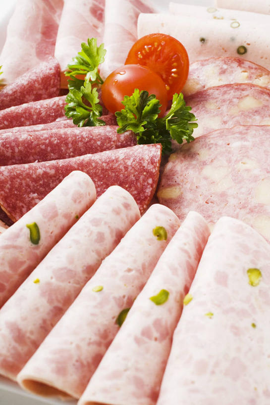 无人,竖图,俯视,室内,特写,白天,烹饪,西餐,芹菜,蔬菜,西红柿,小番茄,一排,新鲜,整齐,肉,香肠,料理,食品,腊肠,猪肉,菜肴,美食,肉类,食物,排列,西式,佳肴,有机食品,绿色食品,荷兰芹,欧芹,香芹,队列,横截面,剖面,肉食,豚肉,法香,巴西利,洋香菜,洋芫荽,法国香菜,旱芹菜,番荽,小西红柿,樱桃小番茄,珍珠小番茄,截面,截面图形,樱桃番茄,圣女果,番茄,彩图,高角度拍摄