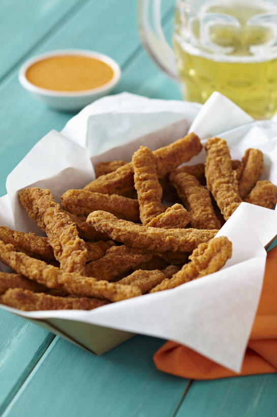 啤酒,无人,竖图,俯视,室内,特写,白天,烹饪,西餐,桌面,桌子,杯子,阴影,反射,木制,影子,纸盒,料理,食品,酒类,薯条,菜肴,美食,玻璃制品,盒子,酒,食物,饮料,包装盒,酒杯,木制品,啤酒杯,快餐,西式,佳肴,西式快餐,垃圾食品,玻璃杯,彩图,高角度拍摄