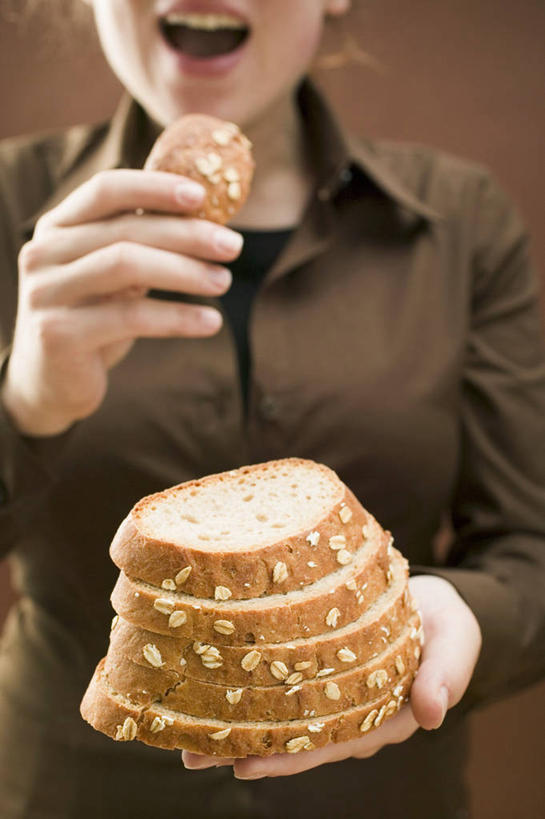 点心,面包,西方人,脸,头,脸颊,手,一个人,站,吃,竖图,室内,特写,白天,正面,欧洲,欧洲人,双手,仅一个年轻女性,仅一个女性,仅一个人,握,棕色背景,服装,食品,面点,拿,拿着,休闲装,食物,糕点,衣服,站着,张嘴,休闲,手部,休闲服,黑面包,握着,摄影,服饰,影棚,全麦面包,张大嘴巴,麸皮面包,年轻女性,女人,女性,白种人,头部,脸部,脸蛋,面部,张开嘴,嚼,食,站立,半身,彩图,影棚拍摄,拍摄