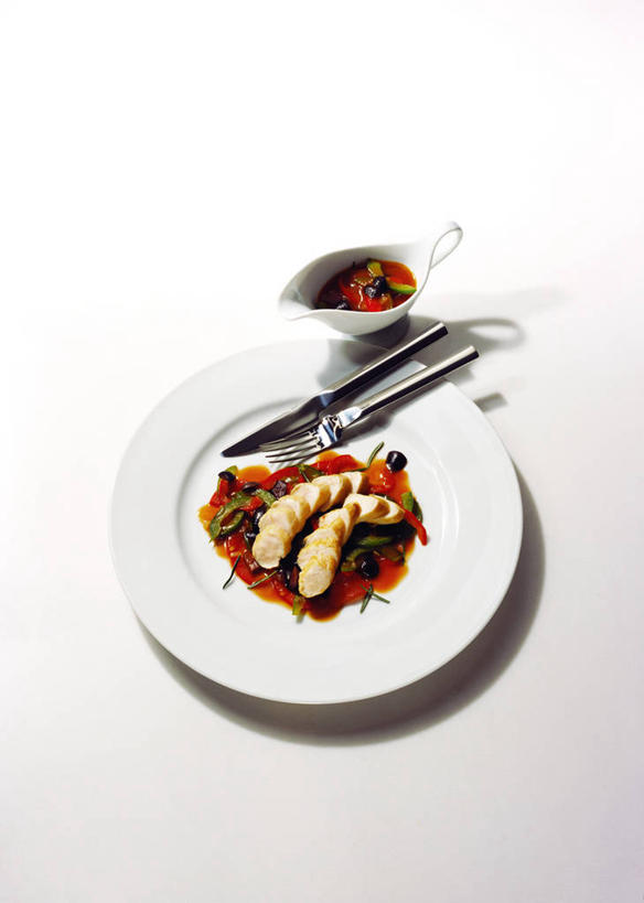 无人,竖图,俯视,室内,特写,白天,白色背景,烹饪,烧烤,西餐,桌面,桌子,餐具,金属制品,阴影,反射,金属,木制,叉子,刀叉,刀子,碟子,盘,影子,陶瓷,调料,肉,料理,食品,陶瓷制品,调味品,调味料,酱油,羊肉,菜肴,美食,肉类,食物,一个,盘子,木制品,容器,碟,碗,西式,摄影,佳肴,影棚,单个,储藏,储存,餐刀,肉食,餐叉,豉油,进餐用具,彩图,高角度拍摄,影棚拍摄,拍摄,贮存