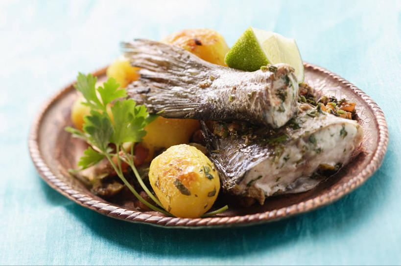 无人,横图,俯视,室内,特写,白天,烹饪,西餐,桌面,桌子,蔬菜,土豆,餐具,水果,阴影,蓝色背景,新鲜,反射,木制,鱼,碟子,盘,影子,香菜,肉,生食,鱼肉,料理,食品,果实,蔬果,菜肴,美食,肉类,鱼类,食物,一个,盘子,木制品,碟,西式,摄影,佳肴,有机食品,绿色食品,影棚,单个,鲈鱼,肉食,胡菜,香荽,原荽,园荽,芫荽,馍馍蛋,酸橙,胡荽,莞荽,芫茜,芫蓿,莚葛草,莚荽菜,代代,花鲈,鲈板,鲈子鱼,橙子,橙,洋芋,山药蛋,马铃薯,彩图,高角度拍摄,影棚拍摄,拍摄