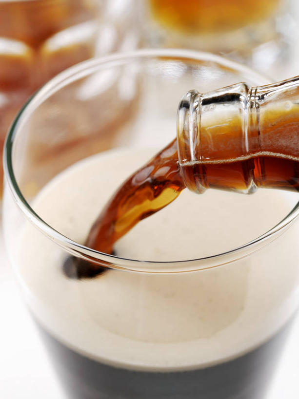 啤酒,无人,竖图,俯视,室内,特写,白天,桌面,桌子,杯子,阴影,朦胧,模糊,反射,木制,影子,酒类,玻璃制品,酒,酒瓶,饮料,玻璃瓶,酒杯,木制品,啤酒杯,瓶子,玻璃杯,彩图,高角度拍摄