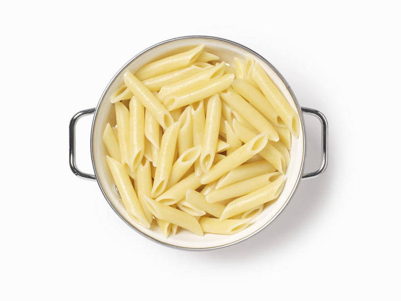 面食,通心粉,无人,横图,俯视,室内,特写,白天,白色背景,西餐,桌面,桌子,一堆,许多,阴影,堆叠,堆积,反射,木制,滤器,影子,勺子,面,通心面,料理,食品,很多,食物,黄色,木制品,西式,摄影,影棚,堆,漏勺,彩图,高角度拍摄,影棚拍摄,拍摄