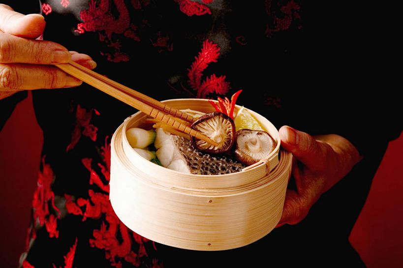 蒸笼,东方人,手,一个人,横图,俯视,室内,特写,白天,烹饪,筷子,蔬菜,餐具,厨具,亚洲,双手,仅一个年轻女性,仅一个女性,仅一个人,一双,握,竹制,服装,新鲜,鱼,菌菇,蘑菇,肉,鱼肉,食品,拿,菌类,拿着,休闲装,黄种人,文化,传统,肉类,鱼类,食物,一个,衣服,休闲,手部,休闲服,食用菌,握着,服饰,有机食品,绿色食品,单个,礼节,鲈鱼,竹制品,笼屉,礼仪,肉食,烹饪用具,花鲈,鲈板,鲈子鱼,年轻女性,女人,女性,亚洲人,进餐用具,烹调用具,烹调,半身,彩图,高角度拍摄