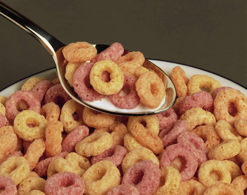 牛奶,无人,横图,俯视,室内,特写,白天,早餐,桌面,桌子,金属制品,阴影,棕色背景,反射,金属,木制,影子,勺子,陶瓷,谷物,食品,陶瓷制品,饮品,营养,美食,饮食,饮料,一个,木制品,容器,调羹,汤匙,碗,保健,摄影,影棚,单个,储藏,麦片,乳制品,奶,牛乳,储存,安神,彩图,高角度拍摄,影棚拍摄,拍摄,贮存