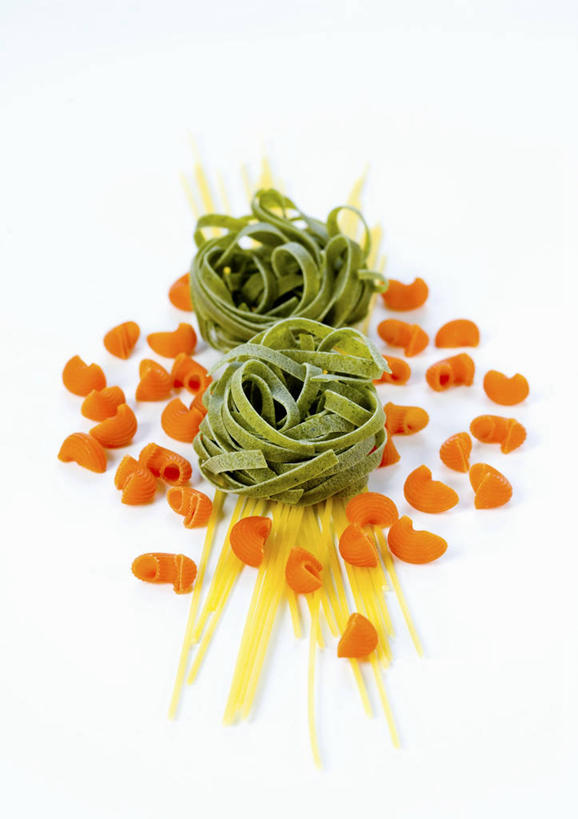 面食,面条,意大利面,无人,竖图,俯视,室内,特写,白天,白色背景,西餐,桌面,桌子,菠菜,蔬菜,西红柿,阴影,新鲜,反射,木制,影子,面,料理,食品,食物,木制品,西式,摄影,有机食品,绿色食品,影棚,鹦鹉菜,鼠根菜,角菜,红嘴绿鹦哥,番茄,赤根菜,菠薐菜,波斯草,彩图,高角度拍摄,影棚拍摄,拍摄