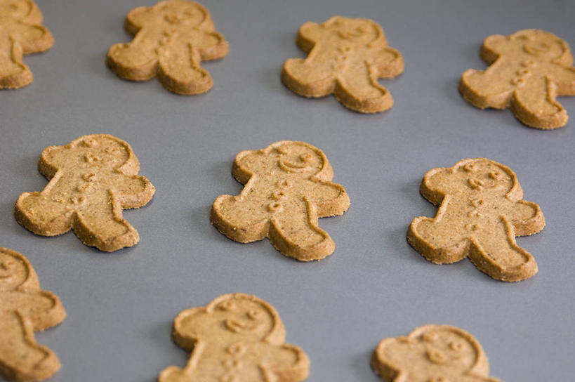点心,无人,横图,俯视,室内,特写,白天,桌面,桌子,圣诞节,一排,许多,阴影,灰色背景,节日,庆祝,整齐,人形,反射,木制,影子,食品,甜点,很多,文化,食物,糕点,排列,木制品,饼干,甜食,零食,庆典,摄影,影棚,纪念,队列,酥饼,姜饼,姜饼人,装饰饼干,彩图,高角度拍摄,影棚拍摄,拍摄