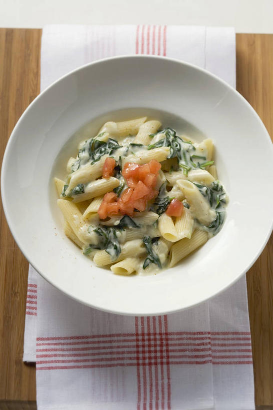 点心,面食,通心粉,无人,竖图,俯视,室内,特写,白天,西餐,桌面,桌子,菠菜,蔬菜,西红柿,餐具,阴影,花纹,新鲜,反射,木制,布,碟子,盘,图案,影子,面,通心面,料理,食品,甜点,甜品,布纹,食物,糕点,一个,盘子,木制品,碟,甜食,奶油,西式,有机食品,绿色食品,单个,布匹,乳制品,激凌,克林姆,淇淋,鹦鹉菜,鼠根菜,角菜,红嘴绿鹦哥,番茄,赤根菜,菠薐菜,波斯草,彩图,高角度拍摄