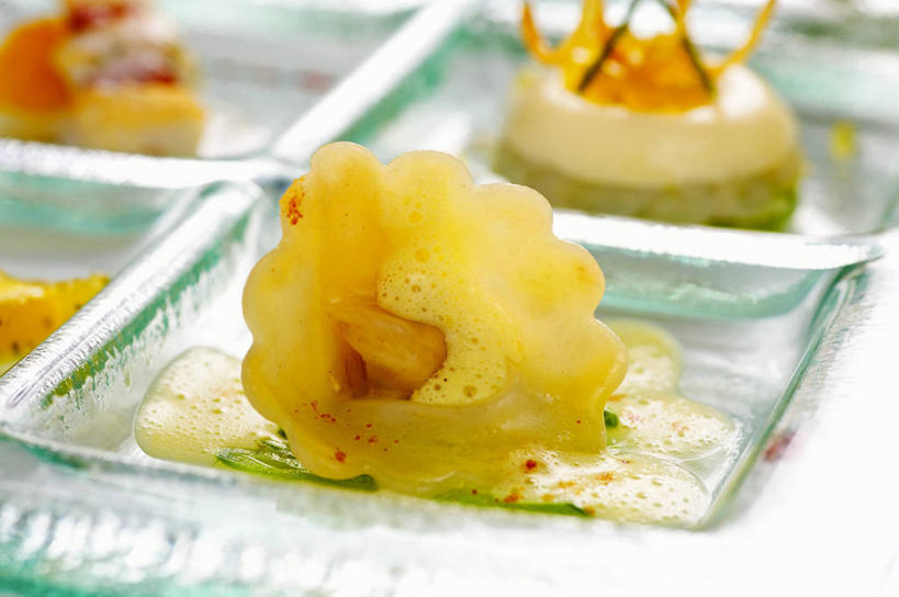 面食,面条,意大利面,无人,横图,俯视,室内,特写,白天,西餐,桌面,桌子,餐具,阴影,朦胧,模糊,反射,木制,鱼,碟子,盘,影子,面,肉,鱼肉,料理,食品,肉类,鱼类,食物,盘子,木制品,碟,西式,鲈鱼,肉食,意大利馄饨,花鲈,鲈板,鲈子鱼,彩图,高角度拍摄