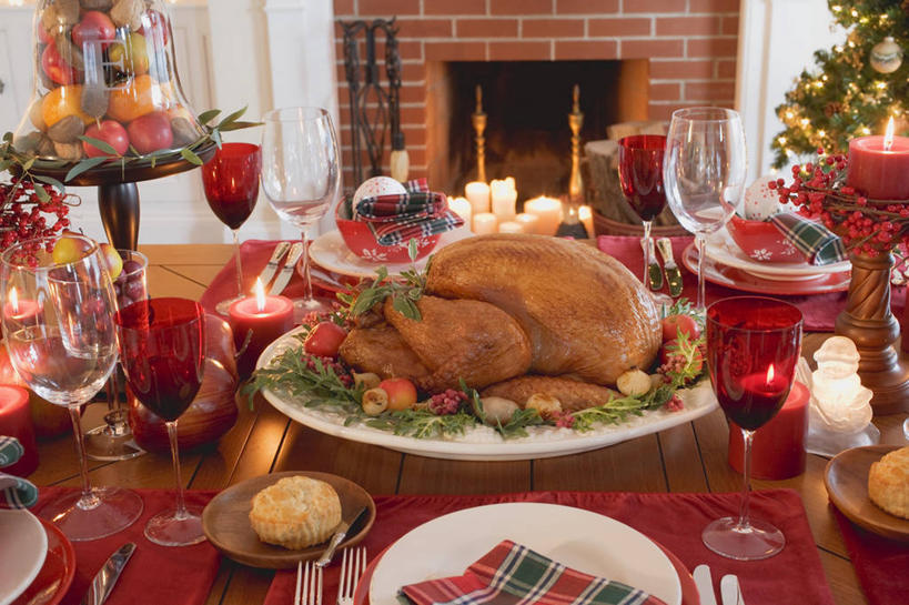 红酒,葡萄酒,无人,横图,俯视,室内,特写,白天,植物,桌面,桌子,鸡,蔬菜,杯子,餐具,蜡烛,水果,照明,圣诞节,阴影,节日,朦胧,模糊,庆祝,新鲜,光线,木制,彩灯,碟子,高脚杯,火焰,盘,影子,烛光,灯光,鸡肉,肉,生食,食品,果实,圣诞树,红酒杯,火鸡,酒类,燃烧,文化,蔬果,肉类,家禽,玻璃制品,灯,酒,树,树木,食物,饮料,绿色,自然,动物,盘子,餐巾,酒杯,木制品,灯具,碟,点燃,庆典,红葡萄酒,花灯,牲畜,有机食品,绿色食品,生长,成长,纪念,照亮,葡萄酒杯,照明设备,肉食,七面鸟,吐绶鸡,保洁方巾,口布,玻璃杯,彩图,高角度拍摄